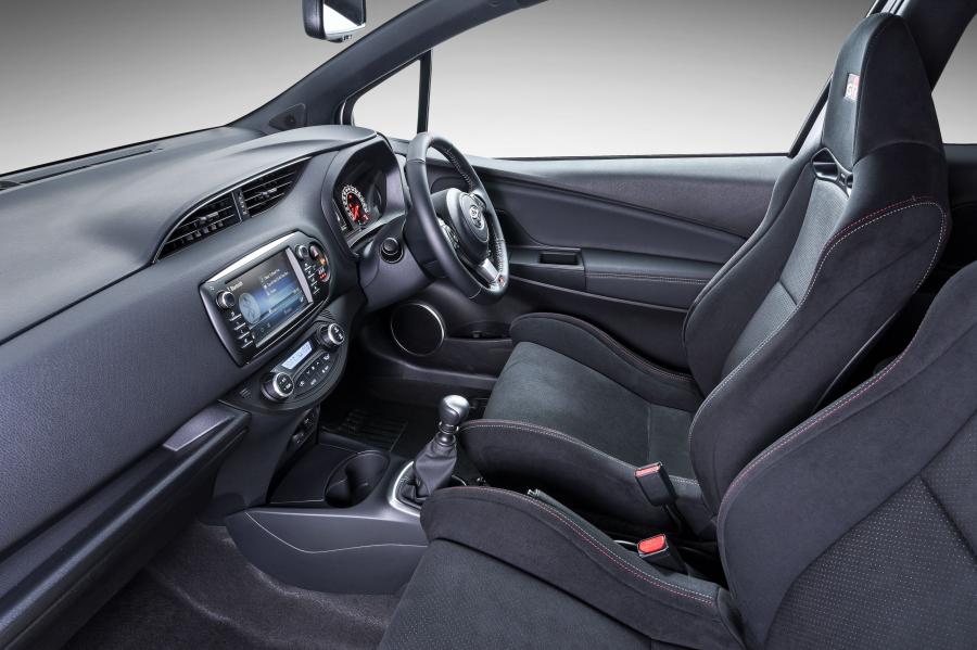 Интерьер Toyota Yaris GRMN 2018 года  (ZA) (фото 25 из 40)